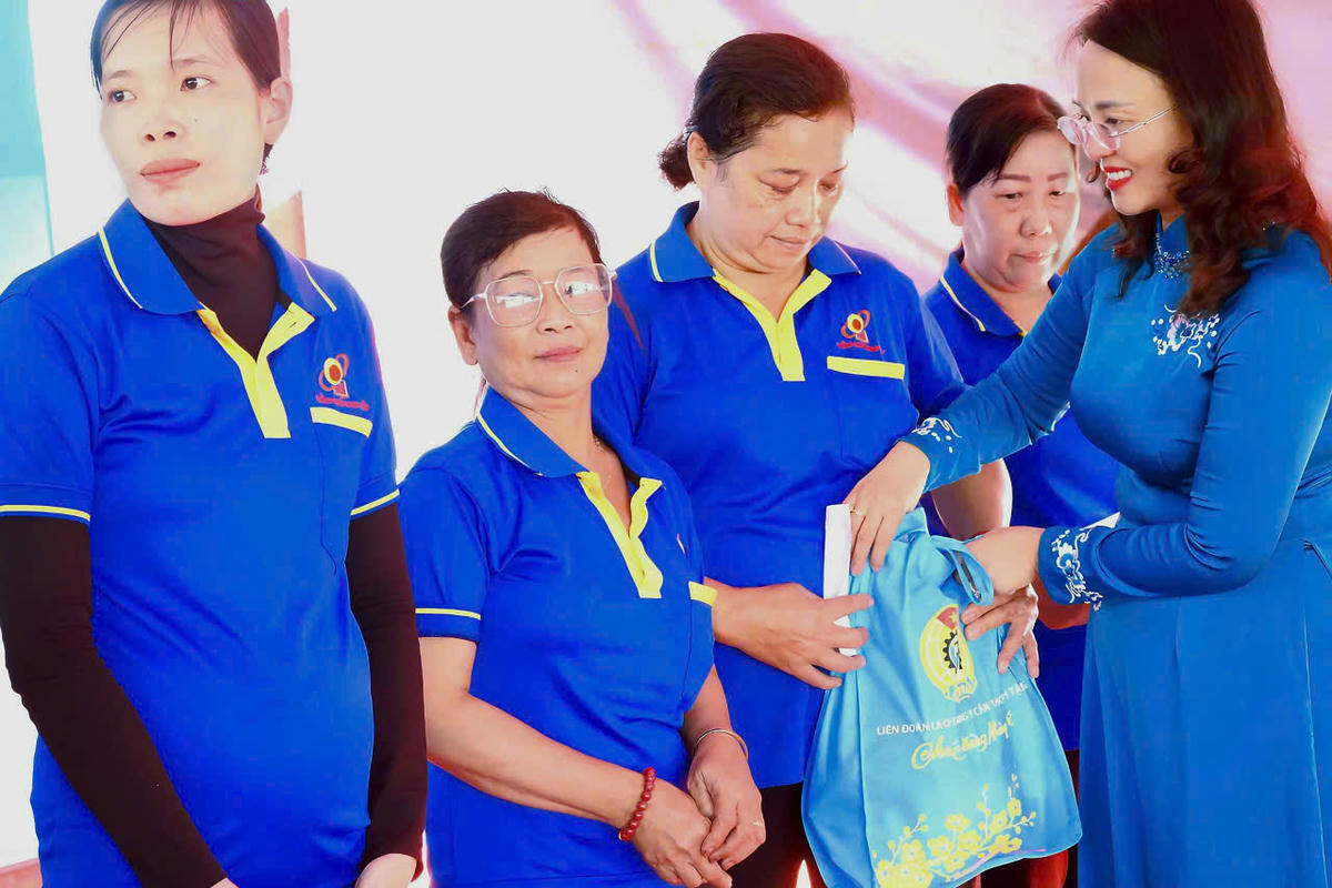 Bà Lê Thị Sương Mai, Phó Chủ tịch Ủy ban MTTQ Việt Nam TP Cần Thơ, Chủ tịch LĐLĐ TP Cần Thơ tặng quà cho đoàn viên, người lao động có hoàn cảnh khó khăn. Ảnh: CTV