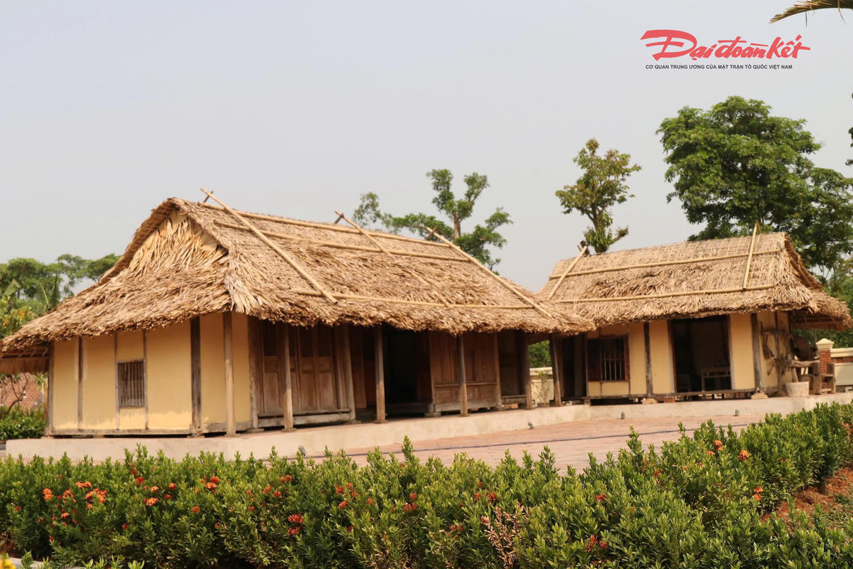 Ngôi nhà tranh ba gian - nơi Tổng Bí thư Hà Huy Tập sinh ra và lớn lên được phục dựng gần như nguyên trạng. Ngôi nhà được di dời về khu lưu niệm từ năm 1977 và được xếp hạng di tích lịch sử cấp quốc gia năm 2004.