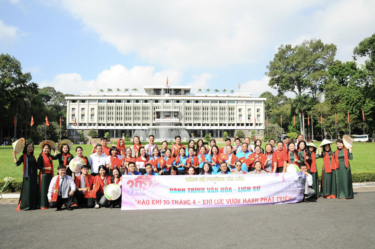 Hành trình văn hóa - lịch sử "Hào khí 30 tháng 4..." của phường Tân Hòa. Ảnh: Minh Long.