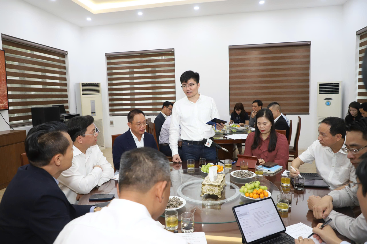 Ông Nguyễn Văn Hùng - Chủ tịch Hiệp hội Doanh nghiệp tỉnh Phú Thọ phát biểu về thủ tục xây dựng Nhà ở xã hội trong các Khu công nghiệp. Ảnh: ĐV.