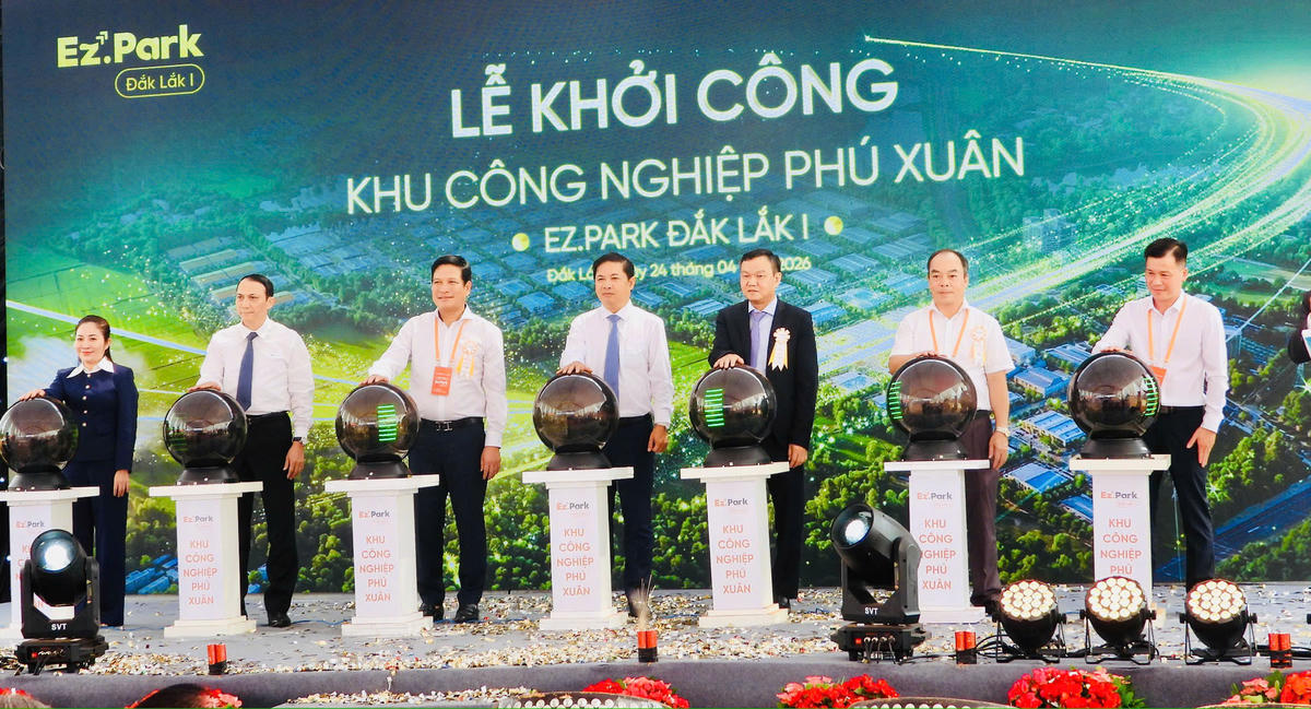 Các đại biểu đặt tay lên quả cầu khởi động, thực hiện nghi thức kích hoạt – biểu trưng cho sự đồng thuận, quyết tâm và khởi đầu cho hành trình mới của dự án. Ảnh: Thanh Nga.