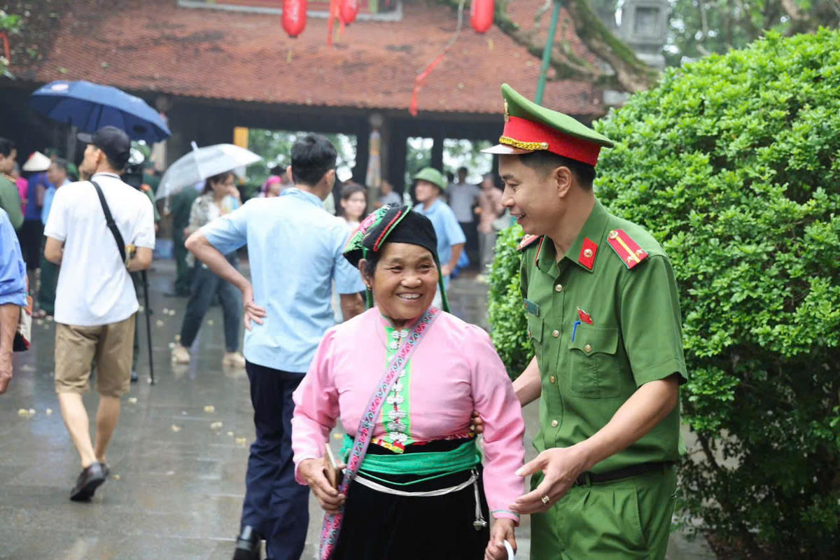 Hình ảnh đẹp của các chiến sĩ Công an tỉnh Phú Thọ được bắt gặp ở khắp nơi khi đến Đền Hùng. Ảnh: CACC.