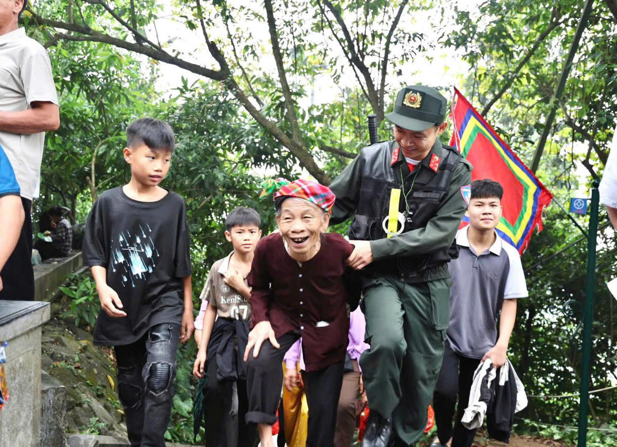 Vui vẻ dìu người già lên Đền. Ảnh: CACC.