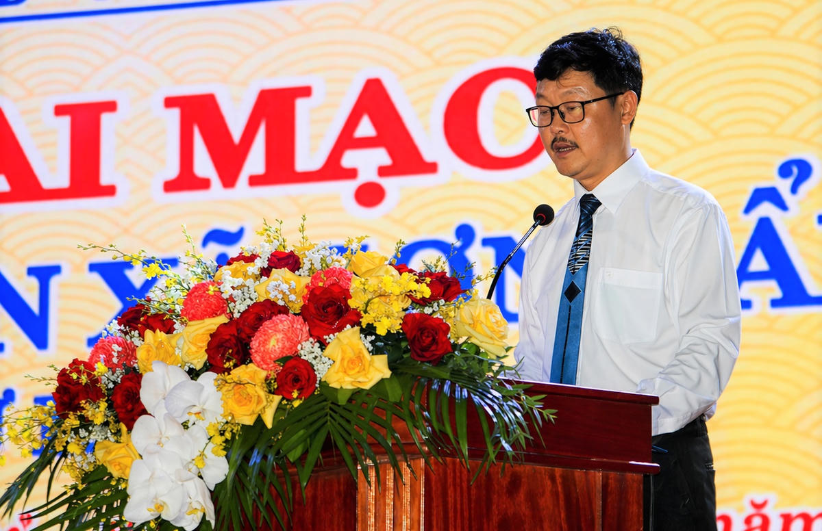 Ông Trần Thanh Hải, Phó Chủ tịch UBND xã Sơn Cẩm Hà phát biểu khai mạc lễ hội Kỳ Yên. Ảnh: Tấn Thành.