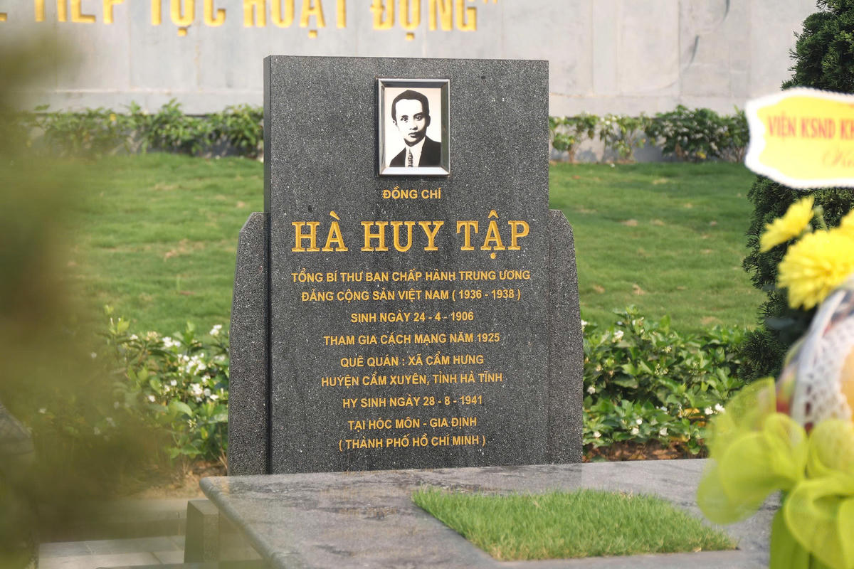 Nhân kỷ niệm 120 năm Ngày sinh Tổng Bí thư Hà Huy Tập, Bộ Văn hóa, Thể thao và Du lịch trao Bằng xếp hạng Di tích Quốc gia đối với Mộ Tổng Bí thư Hà Huy Tập.