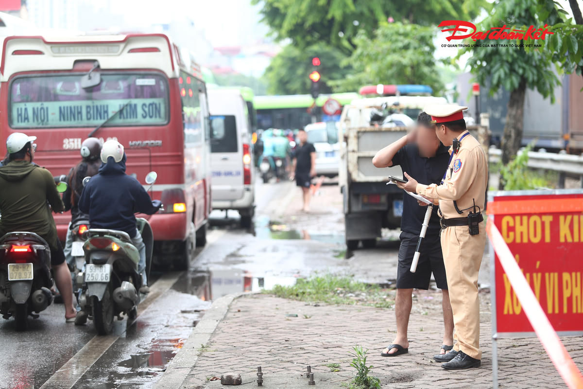CSGT Hà Nội tăng cường kiểm tra, xử lý xe khách trước cao điểm nghỉ lễ