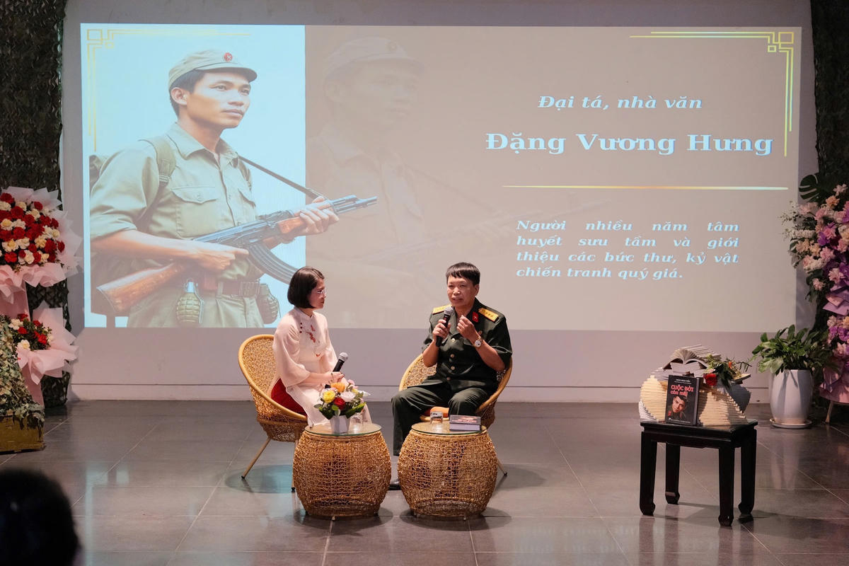 Nhà văn Đặng Vương Hưng trao đổi về giá trị của thư từ, kỷ vật chiến tranh và hành trình lưu giữ ký ức một thời hoa lửa. (Ảnh: Quỳnh Nga).