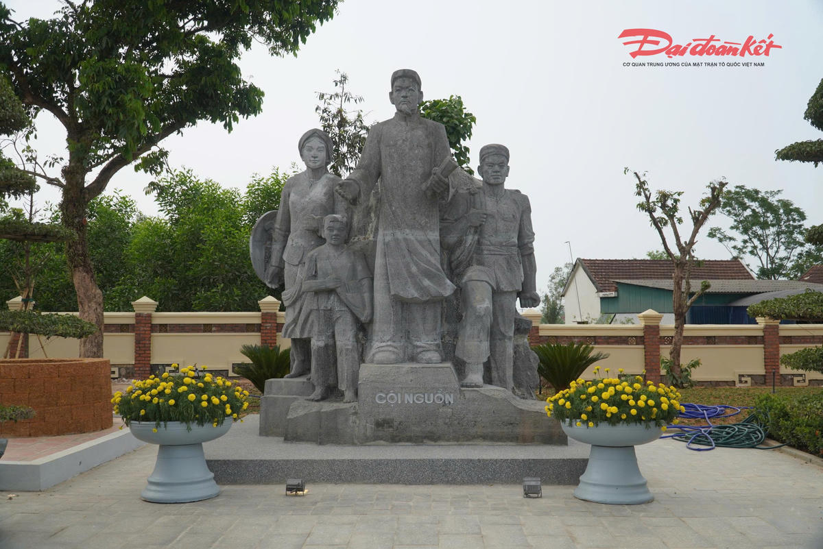 Trong khuôn viên còn có nhà tưởng niệm – nơi du khách dâng hương, cùng ba cụm tượng đá xanh mang tên Cội nguồn, Nỗi đau mất nước và Chân lý cách mạng, tạo điểm nhấn về mặt biểu tượng.