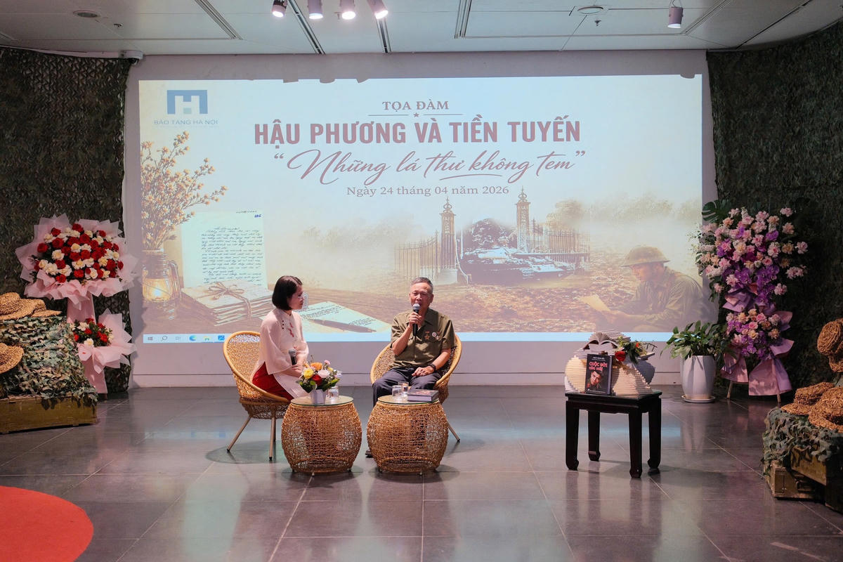 Ông Nguyễn Xuân Thuần giao lưu tại tọa đàm “Hậu phương và tiền tuyến – Những lá thư không tem”. (Ảnh: Quỳnh Nga).