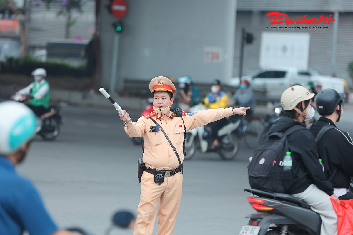 Lực lượng CSGT căng mình phân luồng, điều tiết giao thông tại cửa ngõ phía Nam Hà Nội