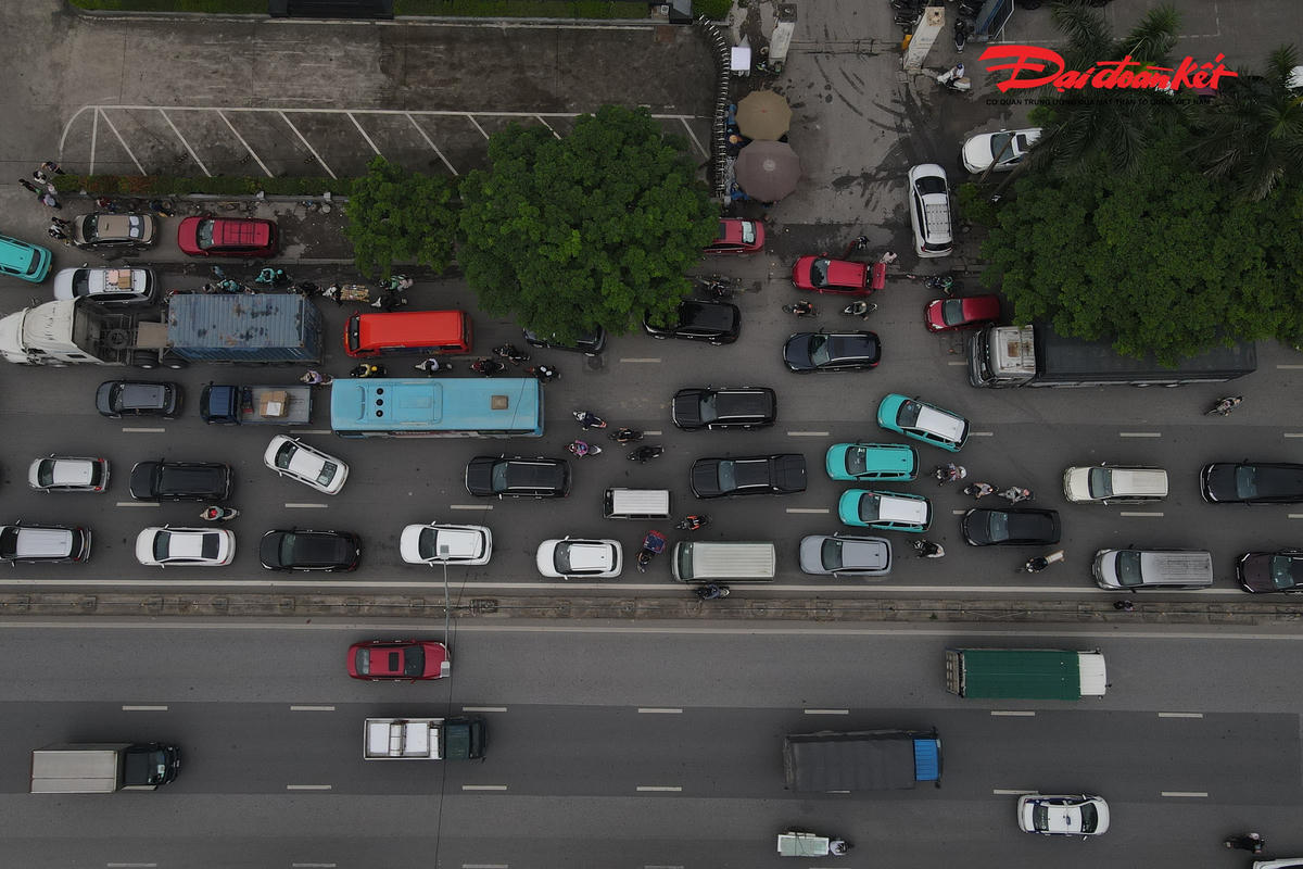 Người dân lỉnh kỉnh đồ đạc rời Thủ đô, cửa ngõ phía Nam Hà Nội đông đúc trước kỳ nghỉ lễ