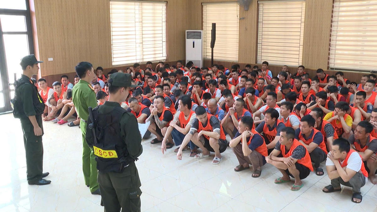 205 người bị bắt giữ tại sới gà. Ảnh: CATH