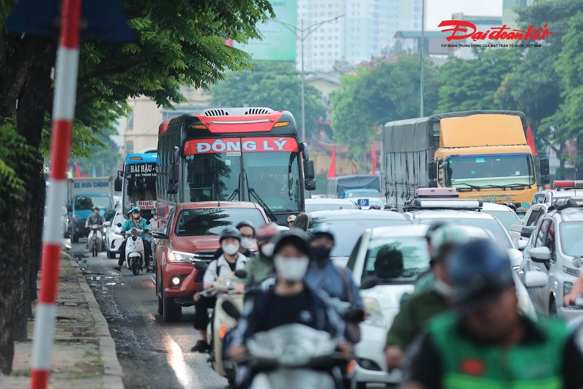 Người dân lỉnh kỉnh đồ đạc rời Thủ đô, cửa ngõ phía Nam Hà Nội đông đúc trước kỳ nghỉ lễ