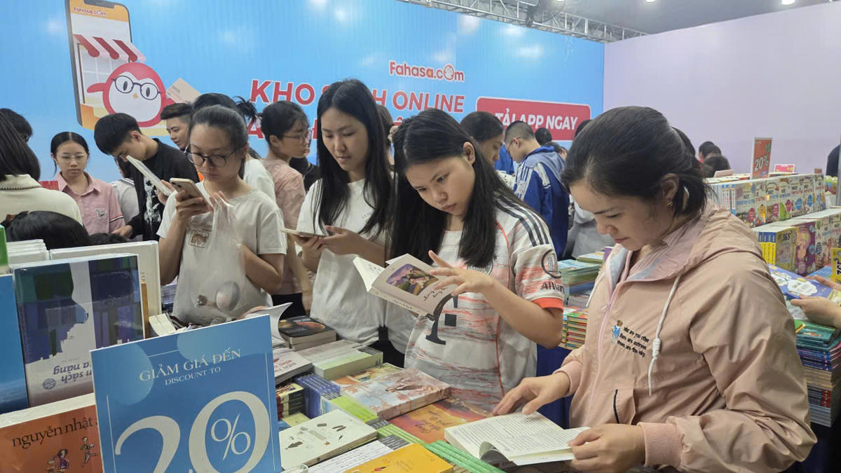 Giới trẻ ở địa phương tìm đọc sách ở các gian trưng bày, giới thiệu sách tại sự kiện. Ảnh: Duy Hưng