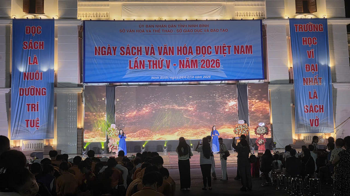Sự kiện Ngày sách và văn hóa đọc Việt Nam năm 2026 được chính quyền tỉnh Ninh Bình khai mạc tối ngày 24/4, tại Quảng trường 3-2, phường Nam Định. Ảnh: Duy Hưng.
