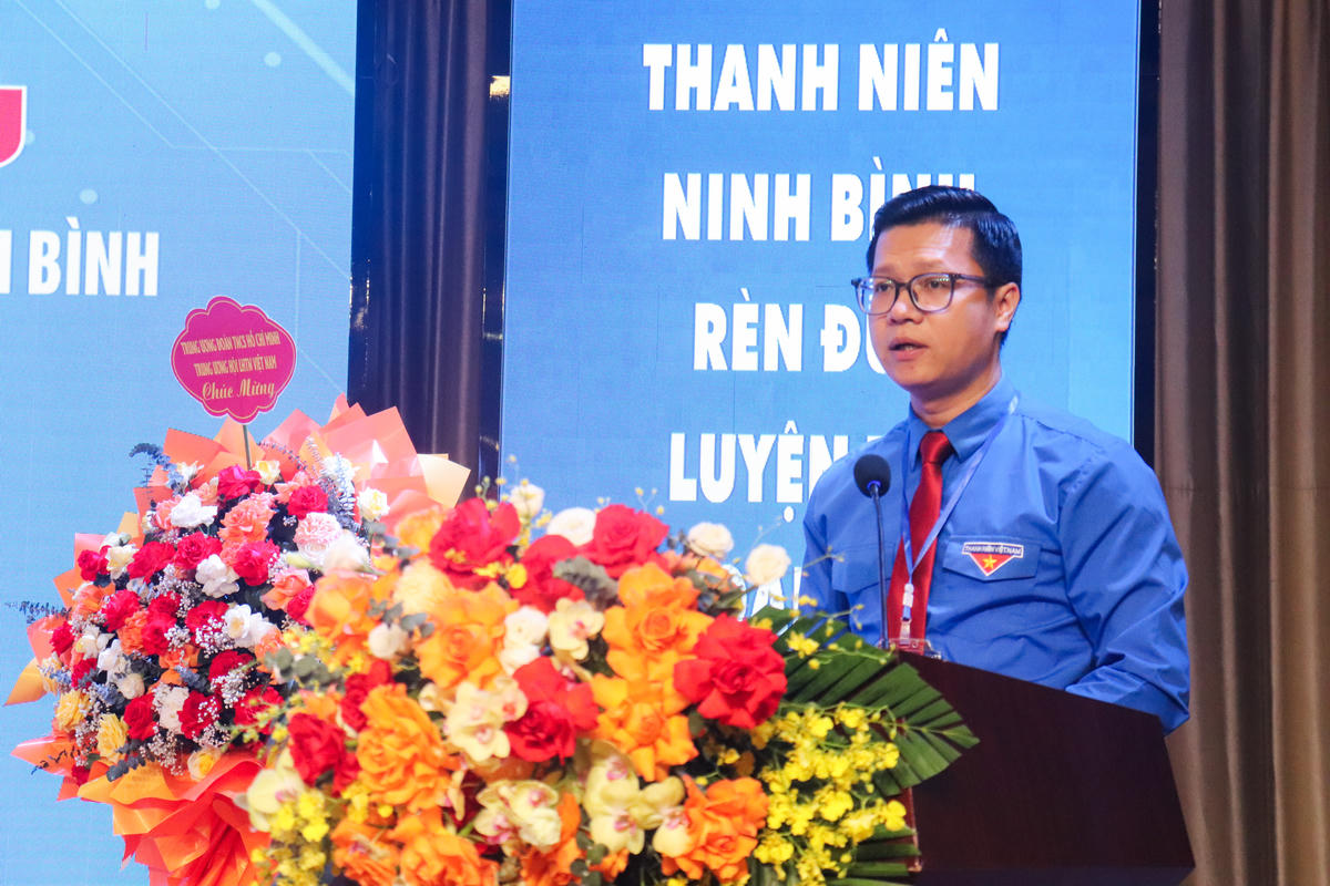 Ông Vũ Trần Tùng Anh - Phó Bí thư Tỉnh Đoàn, Chủ tịch Hội LHTN tỉnh Ninh Bình phát biểu khai mạc đại hội. Ảnh: Đình Minh