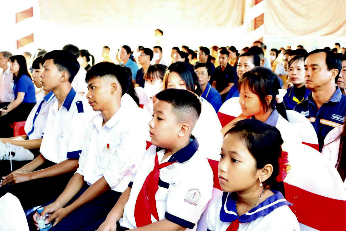 Các em học sinh có hoàn cảnh khó khăn học giỏi có mặt tại buổi lễ. Ảnh CTV&nbsp;