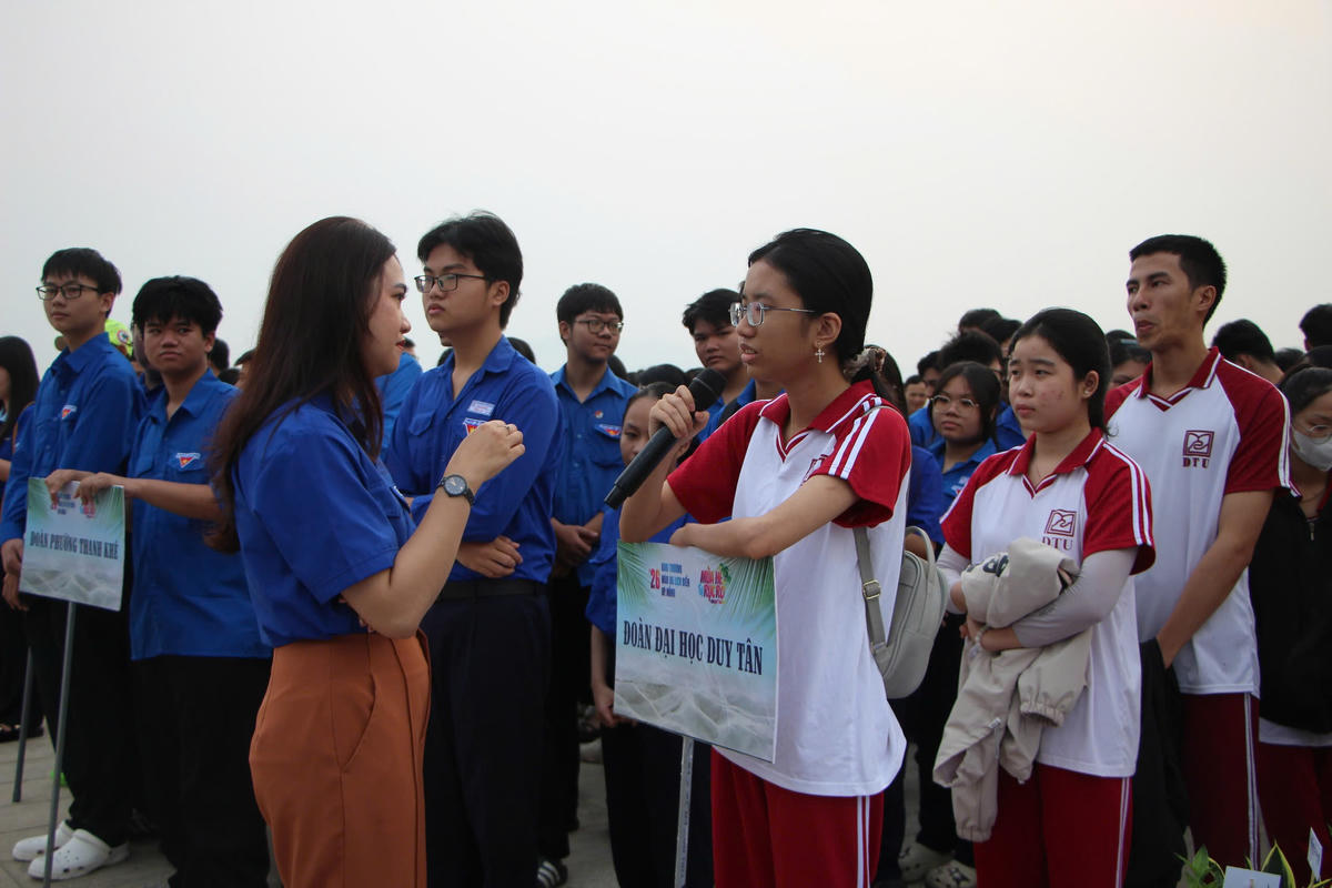 Hơn 600 tình nguyện viên dọn vệ sinh, làm đẹp vịnh Đà Nẵng