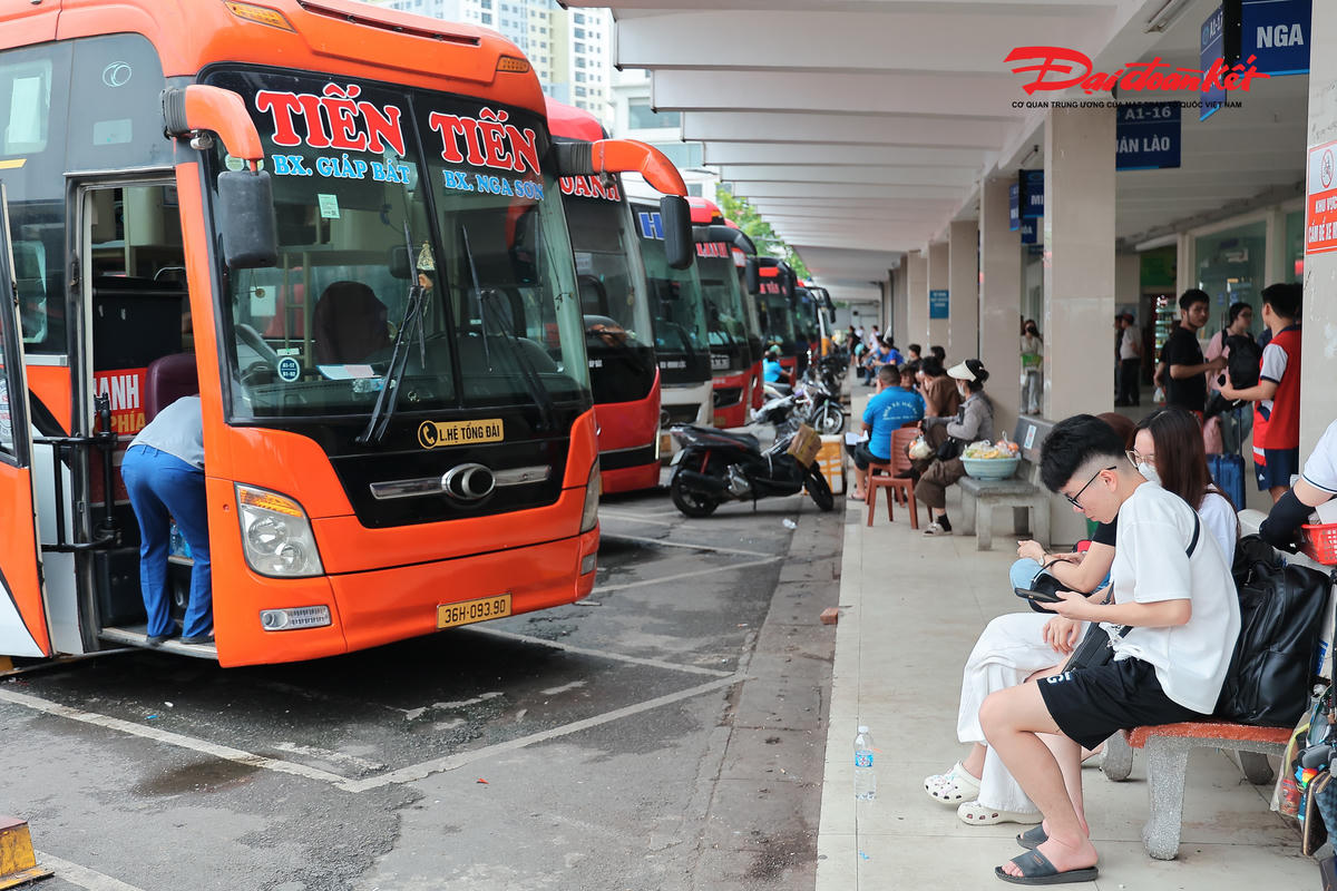Anh Nguyễn Văn Tuấn trú tại phường Thanh Xuân cho biết: “Tôi chọn về sớm để tránh ùn tắc và kịp tham gia các hoạt động dịp Giỗ Tổ. Dù đã chuẩn bị trước nhưng ra bến vẫn thấy khá đông, nhiều người mang theo rất nhiều hành lý. Hy vọng các chuyến xe được tăng cường để mọi người về quê thuận lợi, an toàn".