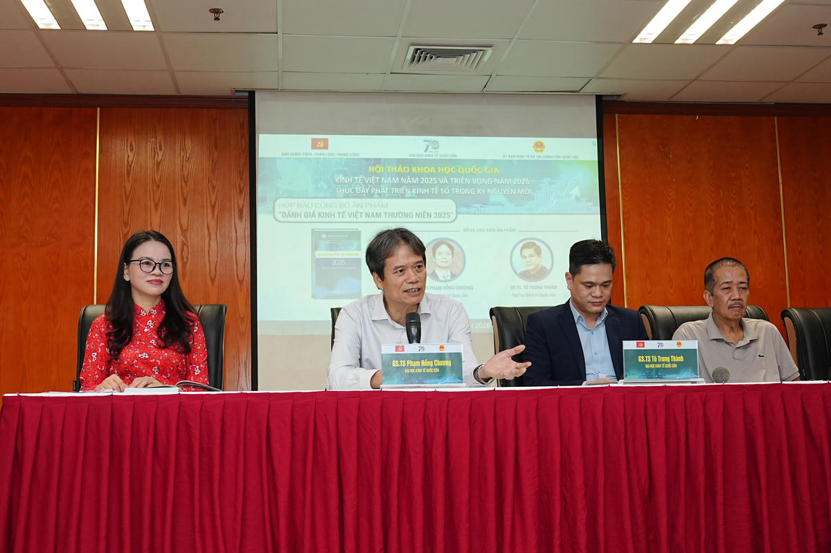 GS.TS Phạm Hồng Chương – nguyên Giám đốc Đại học Kinh tế Quốc dân, đồng Chủ biên ấn phẩm “Đánh giá Kinh tế Việt Nam thường niên 2025” trao đổi tại hội thảo.