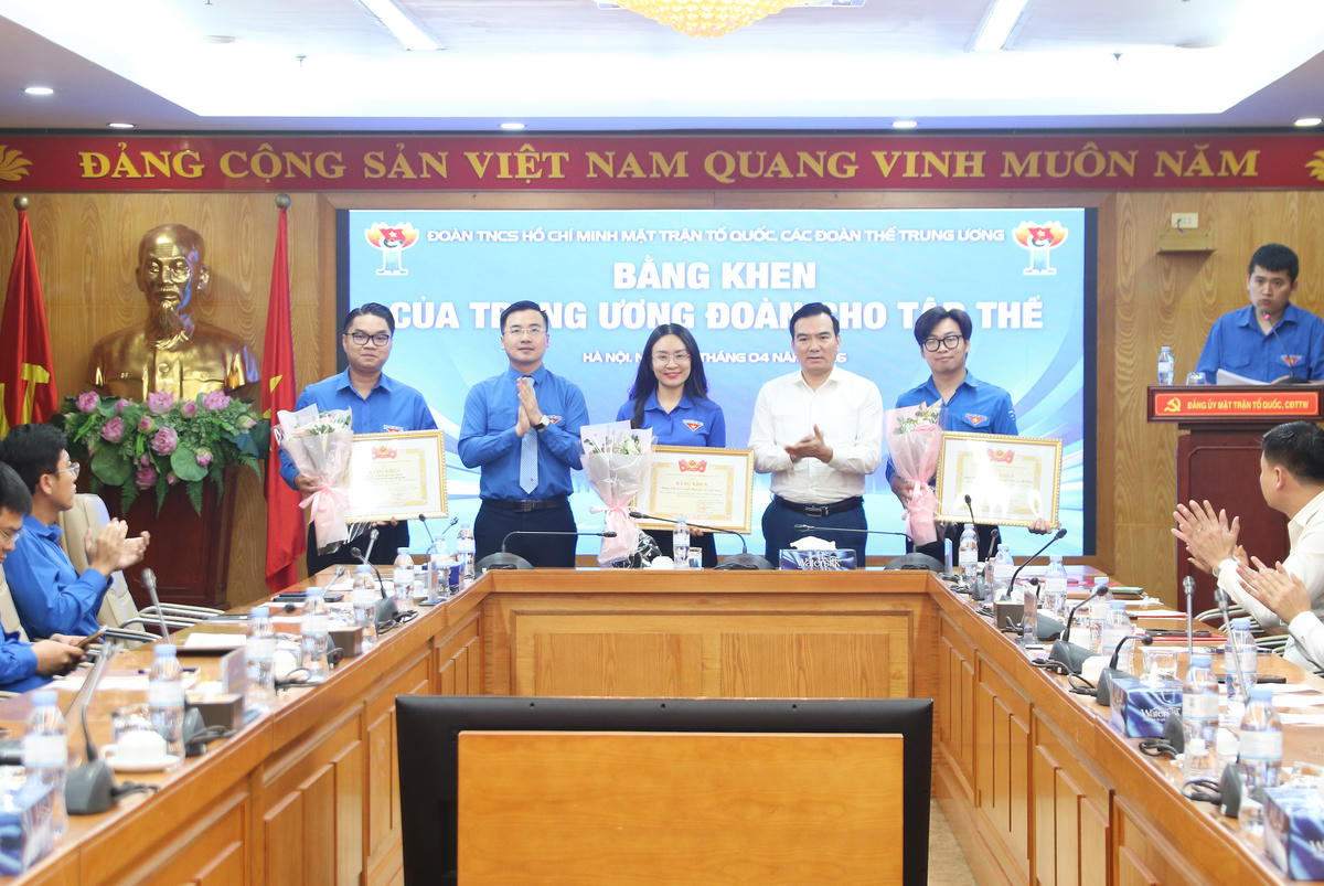 Trưởng ban Tuyên giáo và Dân vận Đảng ủy MTTQ, các đoàn thể Trung ương&nbsp;Nguyễn Minh Chung; Bí thư Đoàn Thanh niên MTTQ, các đoàn thể Trung ương Nguyễn Nhất Linh trao Bằng khen cho các tập thể và cá nhân có thành tích xuất sắc trong Tháng Thanh niên năm 2026.