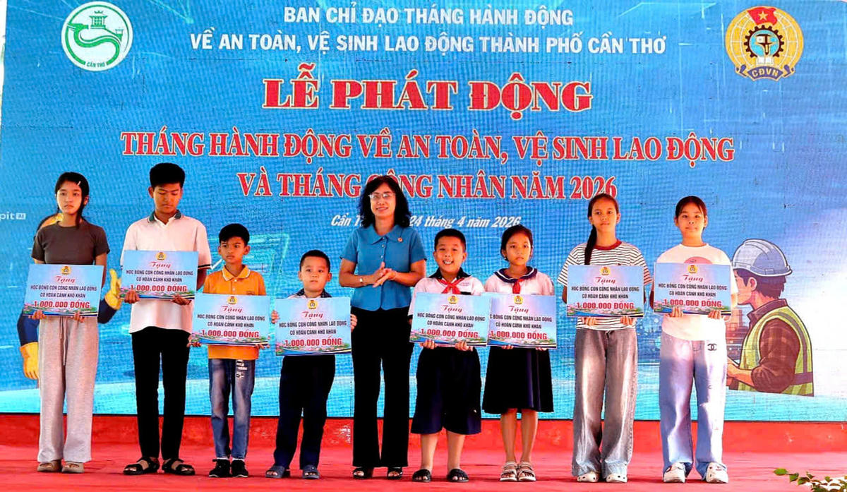 Trao học bổng cho 20 em học sinh hiếu học, có hoàn cảnh khó khăn. Ảnh CTV