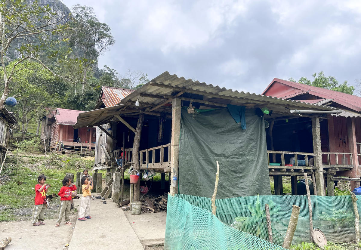 “Ngày trước chúng tôi không biết chữ, giờ con cháu được đi học, tôi mừng lắm”, già Nê nói. Ảnh: Cẩm Kỳ&nbsp;