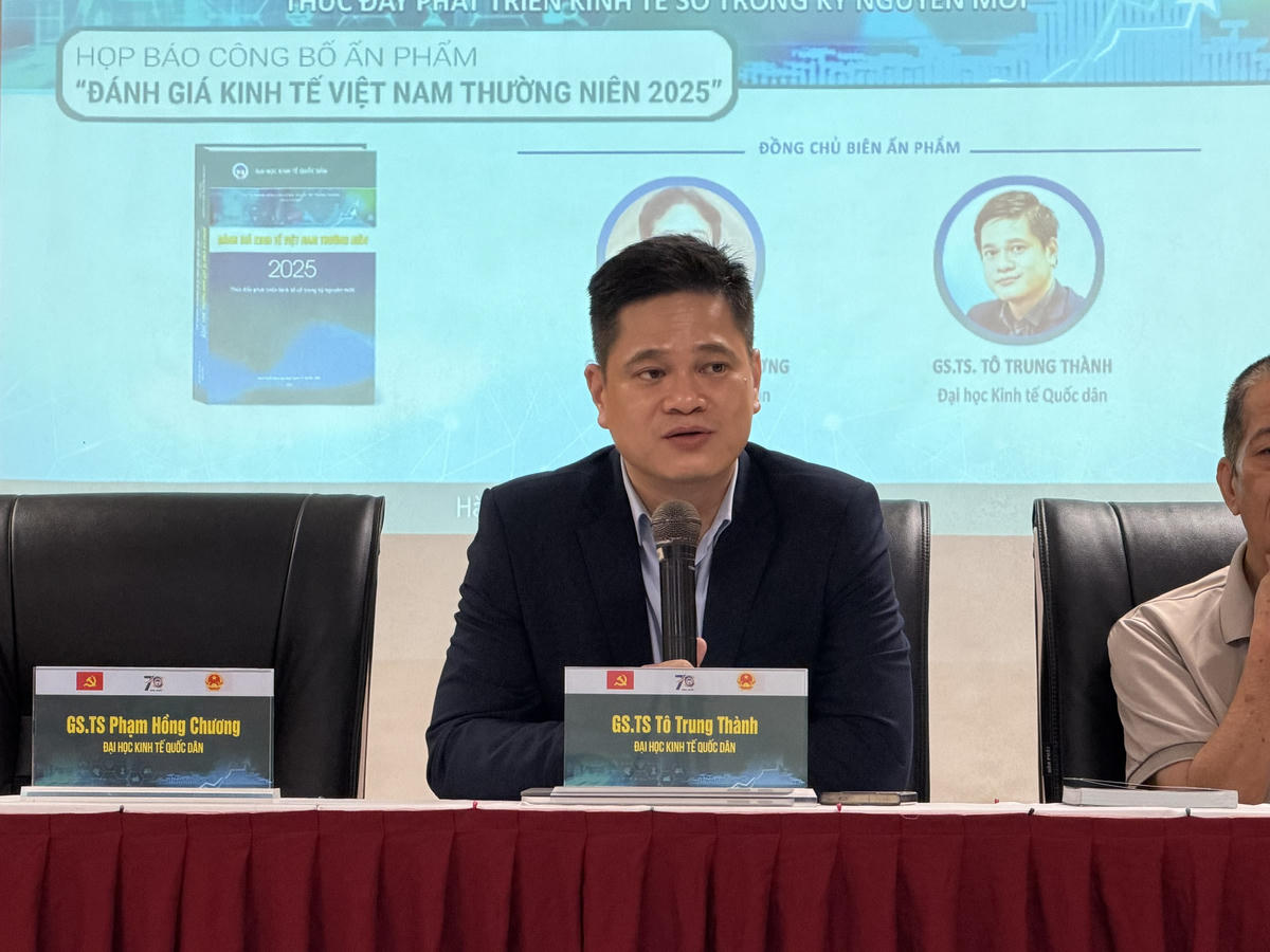 GS.TS Tô Trung Thành - Trưởng phòng Phòng Quản lý Khoa học và nghiên cứu giảng dạy tại Khoa Kinh tế học, đồng chủ biên ấn phẩm&nbsp;“Đánh giá Kinh tế Việt Nam thường niên 2025”&nbsp;của Đại học Kinh tế Quốc dân.