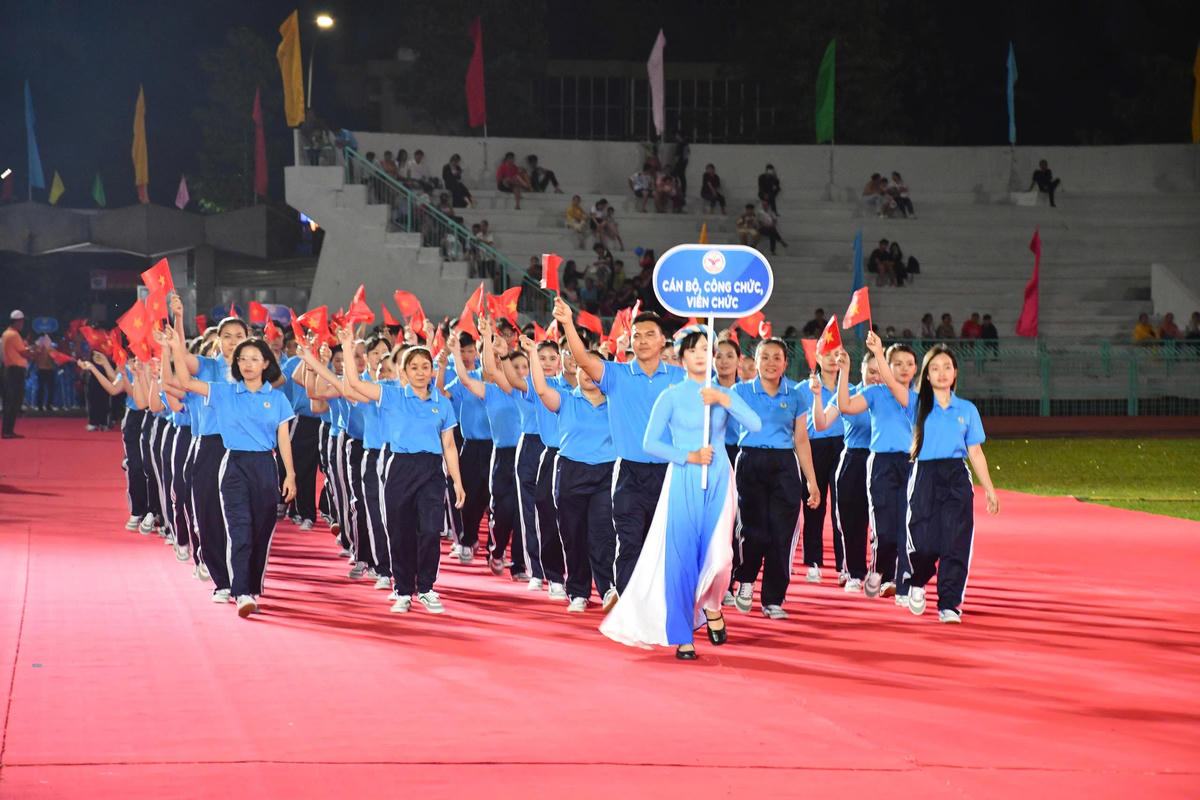 Các đoàn vận động viên, cổ động viên tham gia diễu hành ở lễ khai mạc. Ảnh: Q.Vinh.