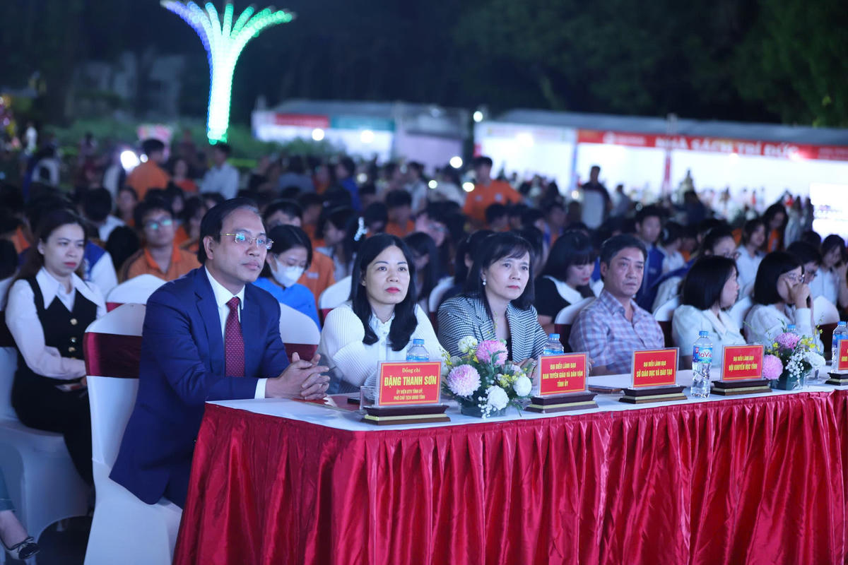 Lãnh đạo UBND tỉnh Ninh Bình, đại diện các sở, ngành của tỉnh tham dự sự kiện. Ảnh: Duy Hưng&nbsp;