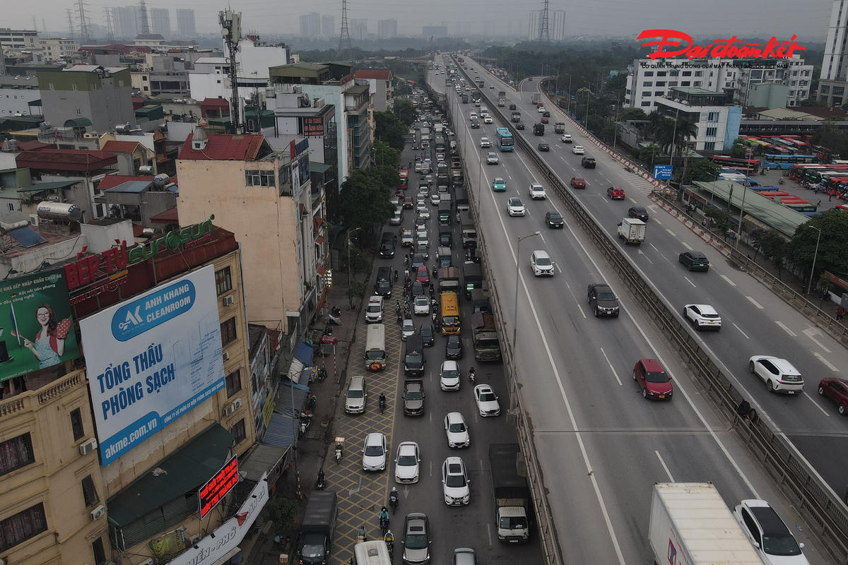 Lưu lượng xe tăng cao khiến đường Đỗ Mười ùn ứ.