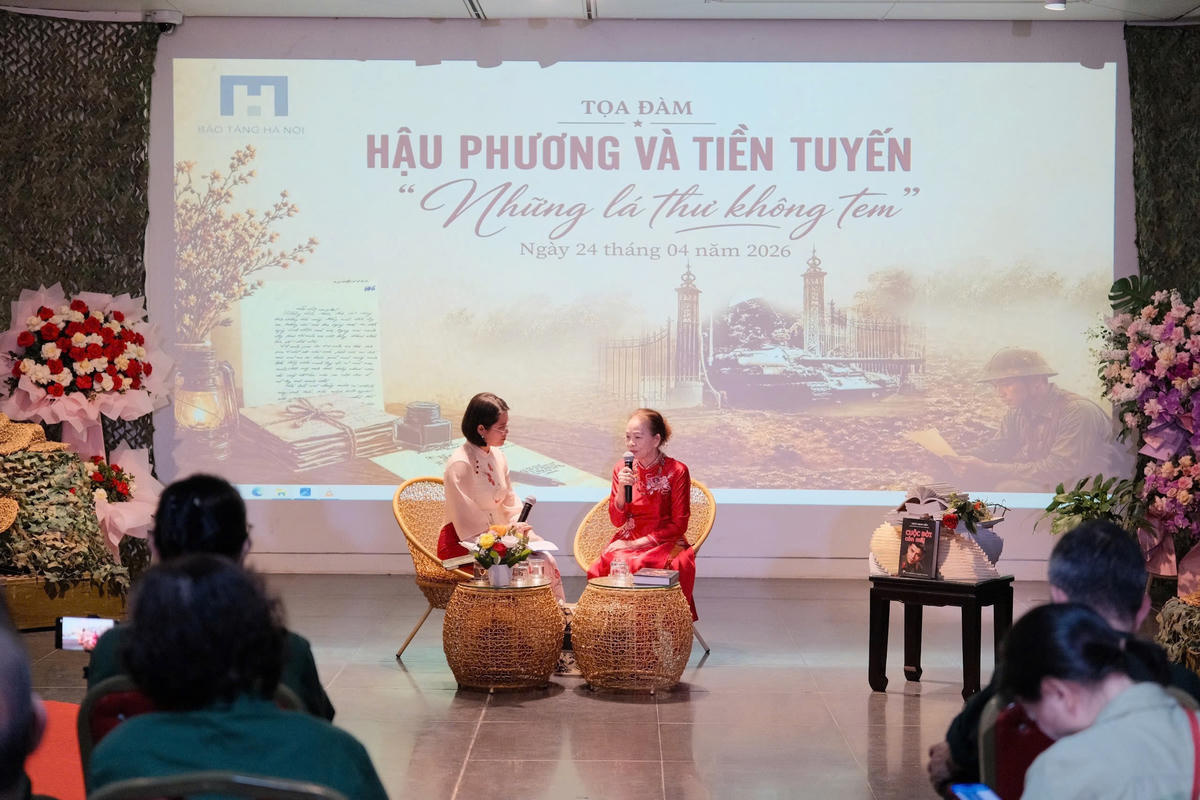 Bà Vũ Thị Lui chia sẻ về những năm tháng chờ đợi, nhớ thương và niềm tin của người phụ nữ nơi hậu phương thời chiến. (Ảnh: Quỳnh Nga).