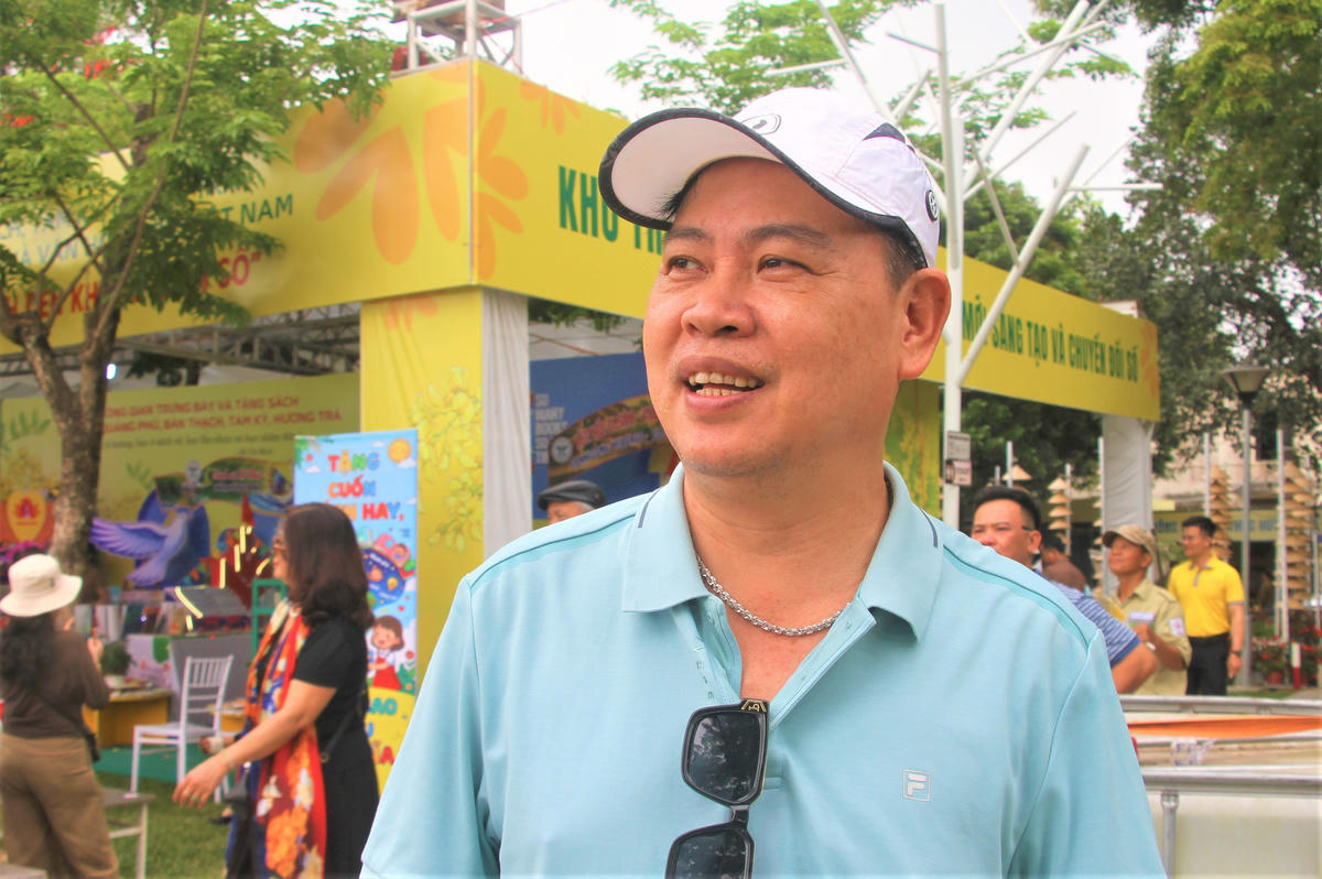 Anh Huỳnh Kim Dũng chia sẻ về nghỉ dưỡng khi đến tham quan Lễ hội Sắc sưa Hương Trà-Đà Nẵng 2026. Ảnh: Nguyễn Tín