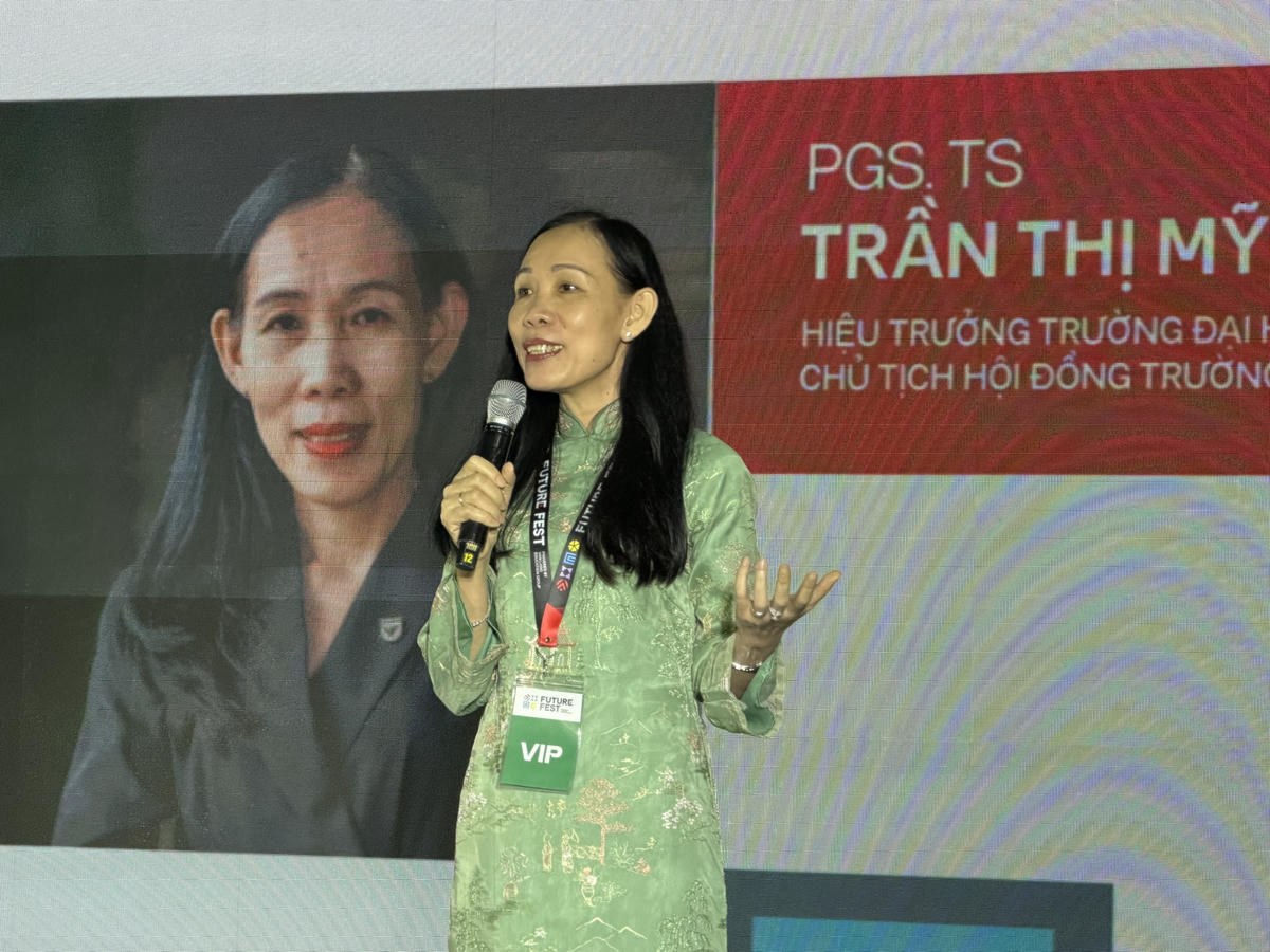 PGS.TS Trần Thị Mỹ Diệu – Hiệu trưởng Trường Đại học Văn Lang, Chủ tịch Hội đồng Trường Đại học Phương Đông trao đổi với học sinh, phụ huynh tại sự kiện.