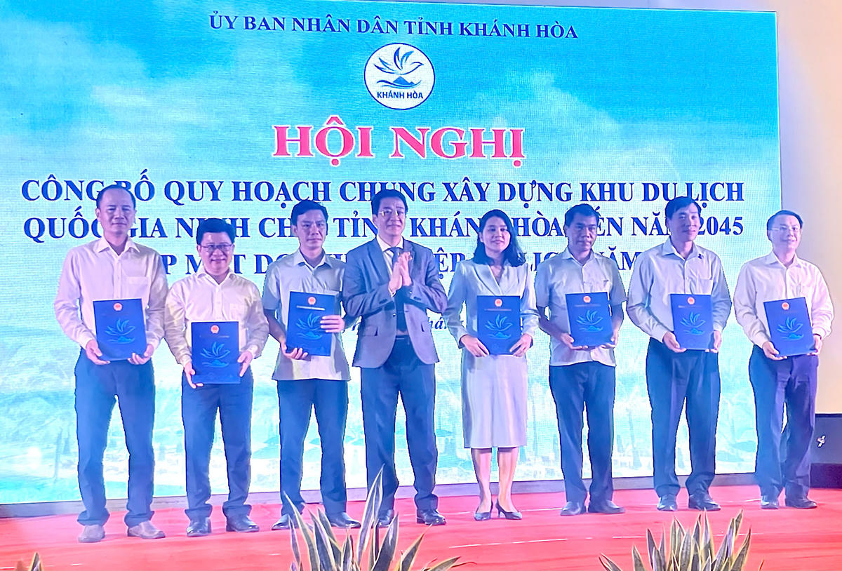 Lãnh đạo tỉnh Khánh Hòa trao quyết định phê duyệt Quy hoạch chung xây dựng Khu du lịch quốc gia Ninh Chử đến năm 2045 (ảnh Thùy Trang).