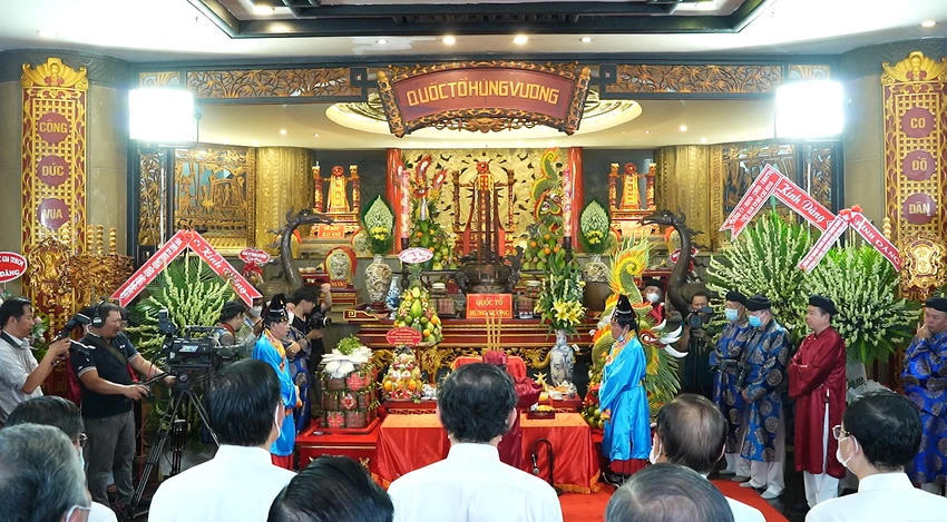 Hình ảnh Lễ giỗ Tổ và dâng hương tưởng niệm Quốc Tổ Hùng Vương tại&nbsp;Đền Tưởng niệm các Vua Hùng thuộc Công viên Lịch sử - Văn hóa Dân tộc (phường Long Bình, TP Hồ Chí Minh). Ảnh: VÕ THƠ