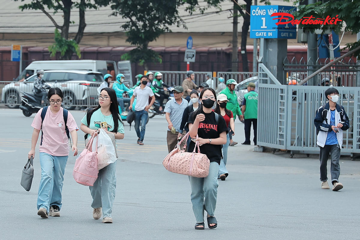 Chị Nguyễn Thị Lan trú tại phường Hoàng Mai cho biết: “Tôi tranh thủ ra bến từ đầu giờ chiều vì hôm nay là ngày làm việc cuối cùng, sợ đi muộn sẽ rất đông. Năm nào dịp này cũng đông nhưng năm nay thấy lượng người tăng nhanh hơn. Tôi đã đặt vé trước nên cũng yên tâm hơn, chỉ mong xe chạy đúng giờ để về quê sum họp với gia đình".
