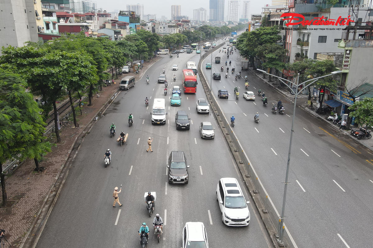 Theo ghi nhận của PV Báo Đại đoàn kết, sáng 24/4, trong quá trình kiểm tra trước kỳ nghỉ lễ trên tuyến đường Giải Phóng, trục giao thông cửa ngõ phía Nam Thủ đô, lực lượng chức năng đã tiến hành kiểm tra xe khách, đồng thời xử lý các vi phạm về dừng, đỗ, đón trả khách không đúng nơi quy định.