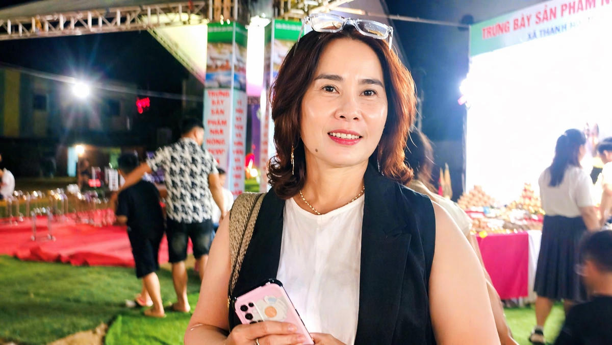 Chị Nguyễn Thị Bích Hạnh chia sẻ về lễ hội Kỳ Yên. Ảnh: Chí Đại.