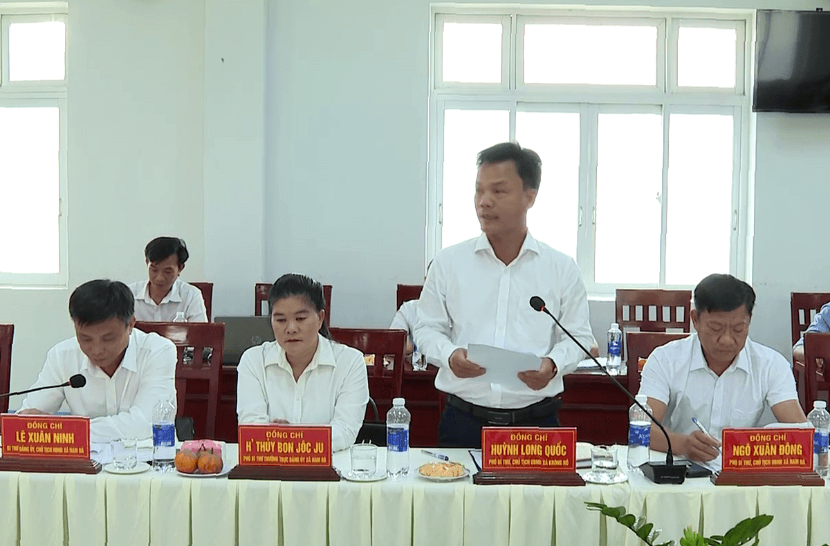 UBND xã Krông Nô báo cáo tại buổi làm việc.