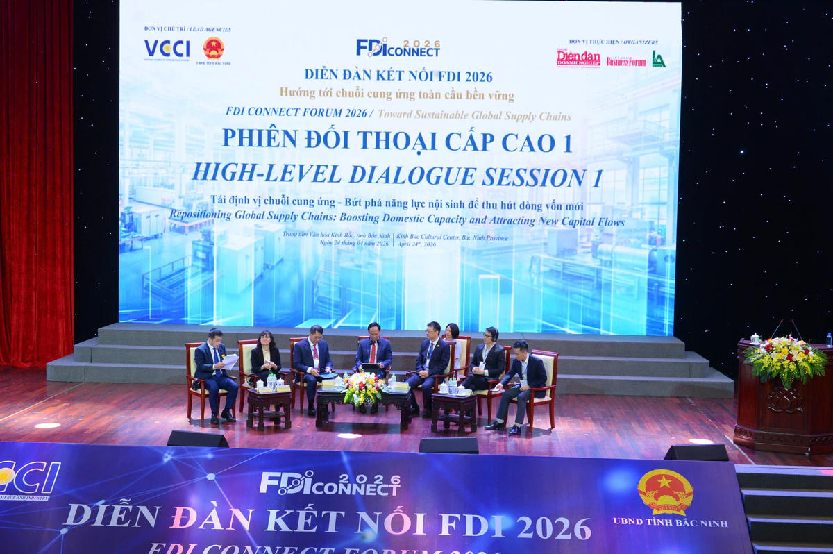 Các diễn giả tham gia thảo luận. Ảnh: V.H.