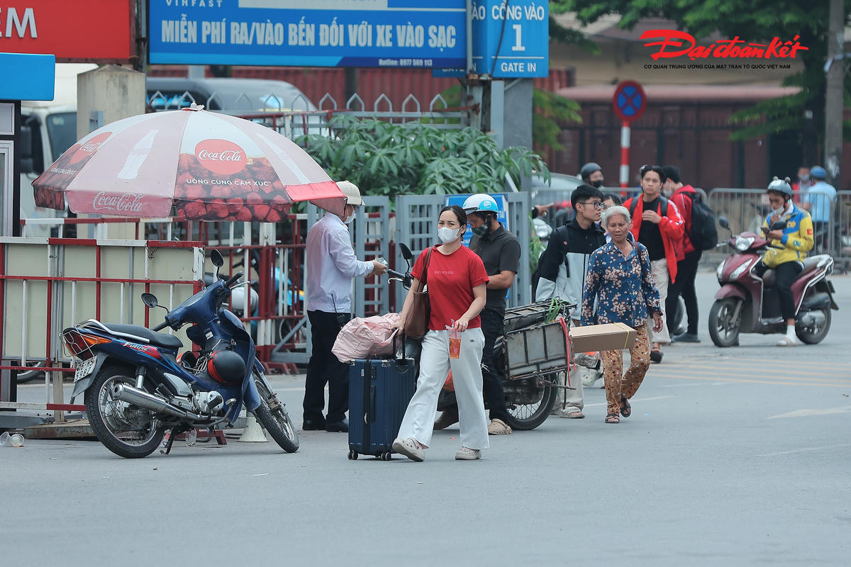 Để tránh ùn tắc, ngay từ đầu giờ chiều, nhiều người dân đã chủ động ra bến xe sớm, tranh thủ lên các chuyến xe trước giờ cao điểm, giảm áp lực đi lại trong khung giờ đông đúc.