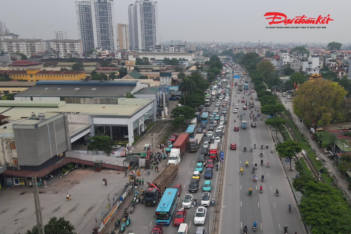 Dòng xe chen chúc trước cổng bến xe Nước Ngầm, di chuyển chậm.