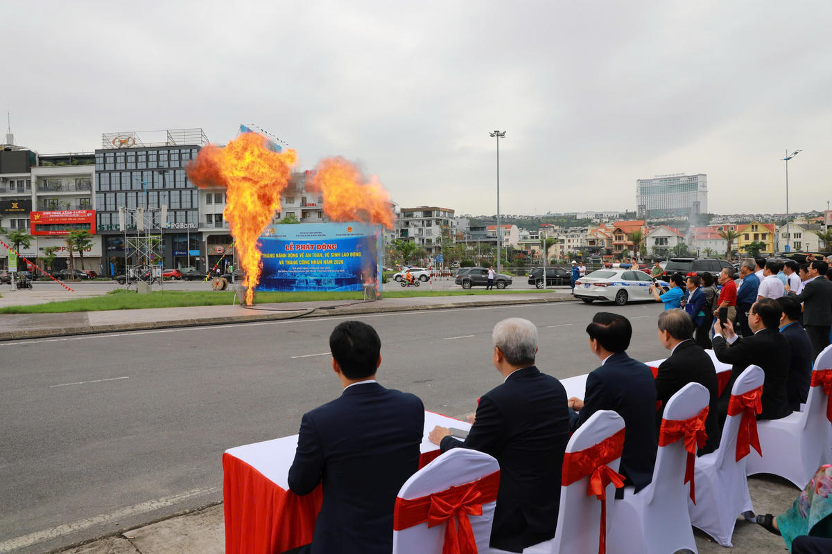 Các đại biểu theo dõi Trung tâm An toàn mỏ, Tập đoàn Công nghiệp Than - Khoáng sản Việt Nam trình diễn thử nghiệm về quy trình xử lý cháy nổ khí mê tan và bụi than.