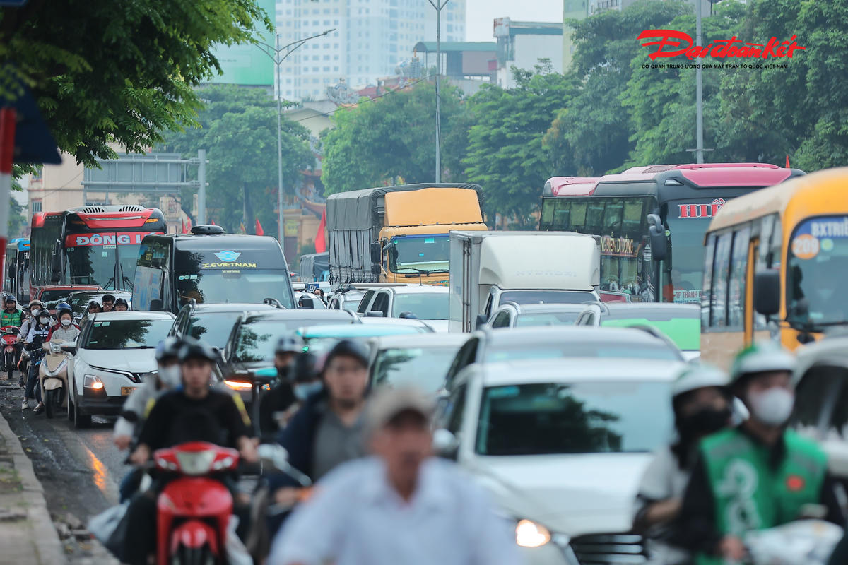 Theo ghi nhận của PV Báo Đại đoàn kết chiều ngày 24/4, dòng phương tiện từ trung tâm thành phố đổ dồn về các tuyến trục chính hướng đi các tỉnh phía Nam như: Ninh Bình, Thanh Hóa… tăng mạnh. Tại đường Giải Phóng, đoạn qua bến xe Giáp Bát và Nước Ngầm, nhiều thời điểm các phương tiện di chuyển chậm, nhích từng mét.