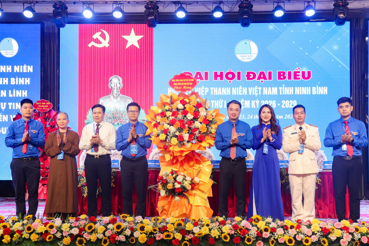 Bí thư Trung ương Đoàn, Chủ tịch Hội LHTN Việt Nam tặng hoa chúc mừng đại hội. Ảnh: Đình Minh