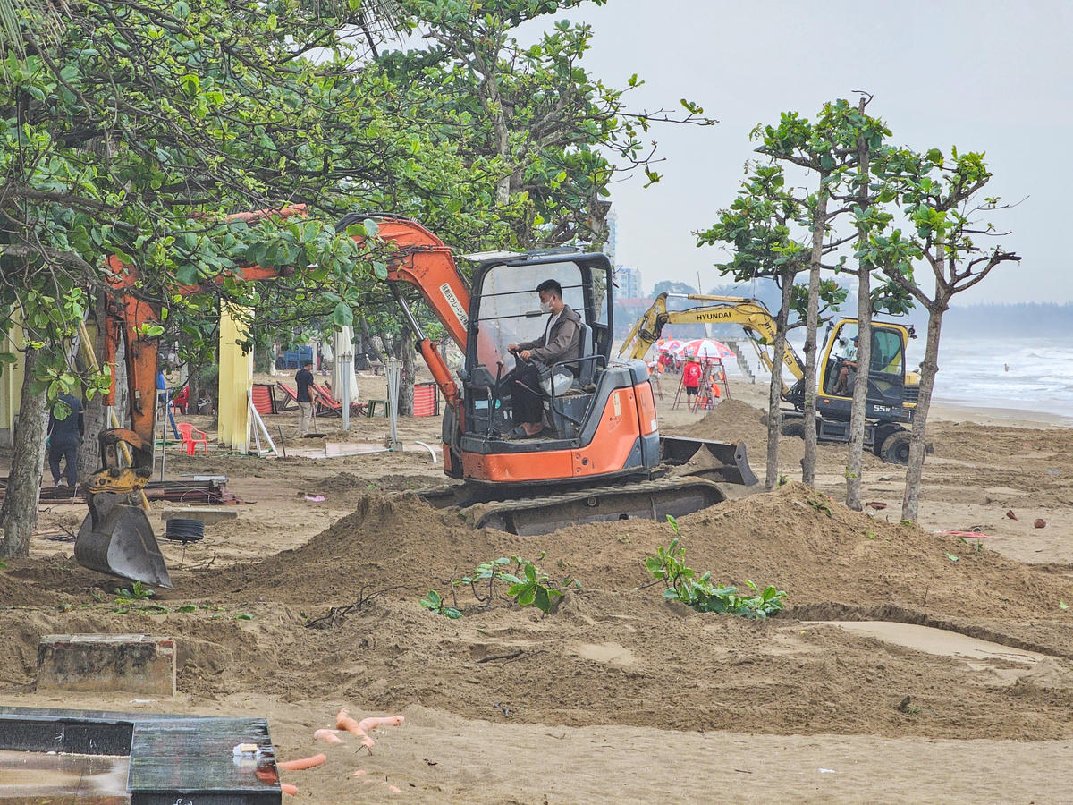 Những ngày cuối tháng 4/2026, dọc bãi cát ven biển Sầm Sơn, không khí ra quân trồng cây, làm sạch môi trường diễn ra sôi nổi. Hoạt động do UBND phường Sầm Sơn tổ chức, với sự tham gia của cán bộ, người dân và doanh nghiệp, nhằm từng bước phủ xanh không gian ven biển, cải thiện cảnh quan và nâng cao chất lượng điểm đến. Ảnh: Đình Minh