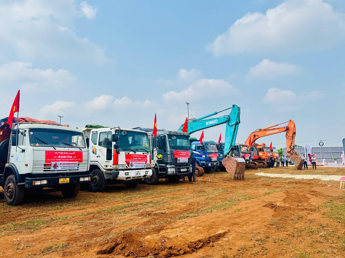 Chủ đầu tư chuẩn bị phương tiện, máy móc, thiết bị sẵn sàng khởi công dự án. Ảnh: Thanh Nga.