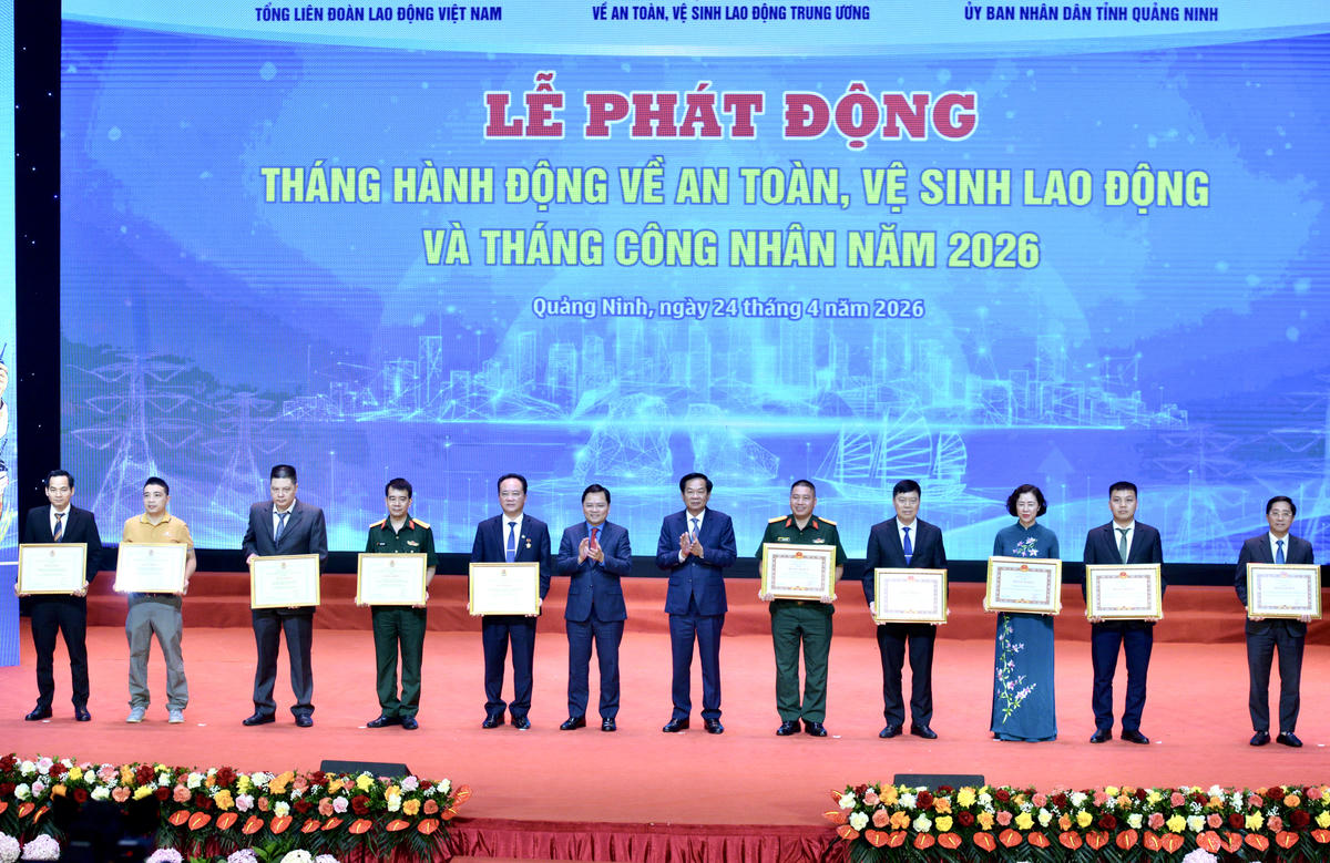  Bộ trưởng Bộ Nội vụ Đỗ Thanh Bình và Chủ tịch Tổng LĐLĐ Việt Nam Nguyễn Anh Tuấn trao bằng khen cho các tập thể, cá nhân.