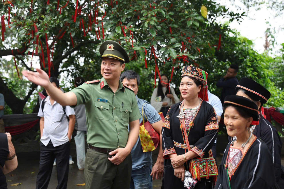 Ngoài đảm bảo an ninh trật tự, các chiến sĩ còn nhiệt tình hướng dẫn người dân khi đến với Đền Hùng. Ảnh: CACC.